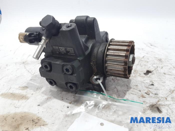 Mechanical fuel pump from a Renault Megane IV Estate (RFBK) 1.5 Energy dCi 110 2016