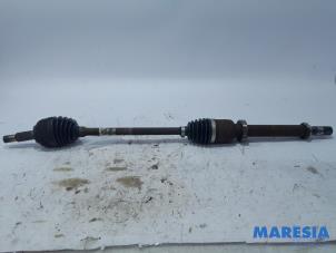 Used Front drive shaft, right Renault Clio III Estate/Grandtour (KR) 1.2 16V 75 Price € 60,00 Margin scheme offered by Maresia Parts