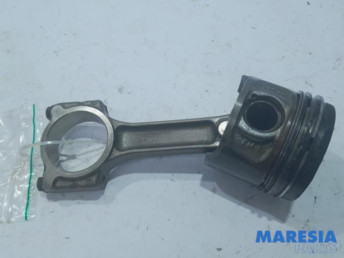 Usados Pistón Renault Megane IV Estate (RFBK) 1.5 Energy dCi 110 Precio € 75,00 Norma de margen ofrecido por Maresia Parts