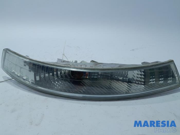 Używane Kierunkowskaz prawy Renault Trafic New (FL) 2.5 dCi 16V 135 Cena € 24,20 Z VAT oferowane przez Maresia Parts