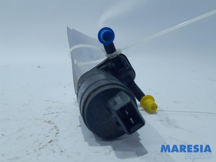 Windscreen washer pump from a Fiat Doblo Cargo (263) 1.3 D Multijet 2012