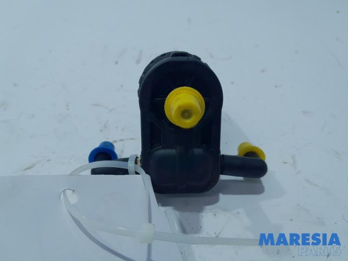 Windscreen washer pump from a Fiat Doblo Cargo (263) 1.3 D Multijet 2012