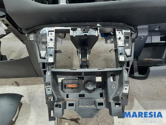 Airbag set + dashboard de un Peugeot 308 SW (L4/L9/LC/LJ/LR) 1.6 BlueHDi 120 2014