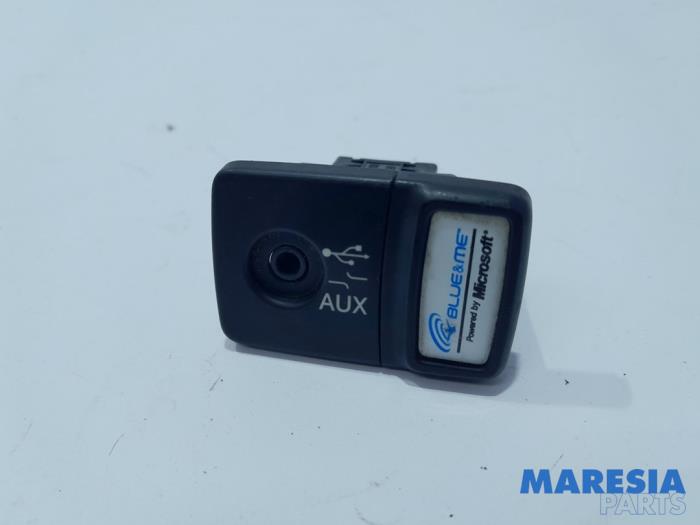 Zlacze AUX/USB z Fiat 500 (312) 1.2 69 2011