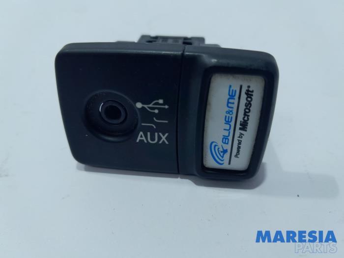 Zlacze AUX/USB z Fiat 500 (312) 1.2 69 2011