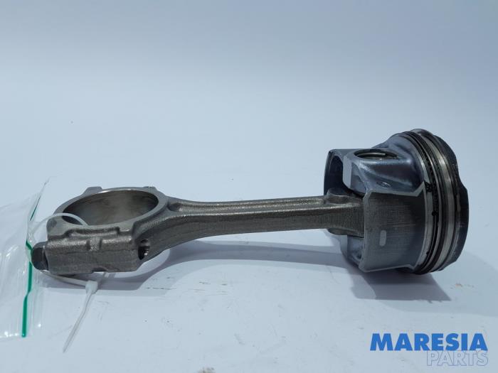 Usados Pistón Renault Scénic III (JZ) 1.2 16V TCe 130 Precio € 75,00 Norma de margen ofrecido por Maresia Parts