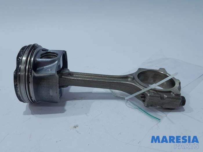 Usados Pistón Renault Scénic III (JZ) 1.2 16V TCe 130 Precio € 75,00 Norma de margen ofrecido por Maresia Parts
