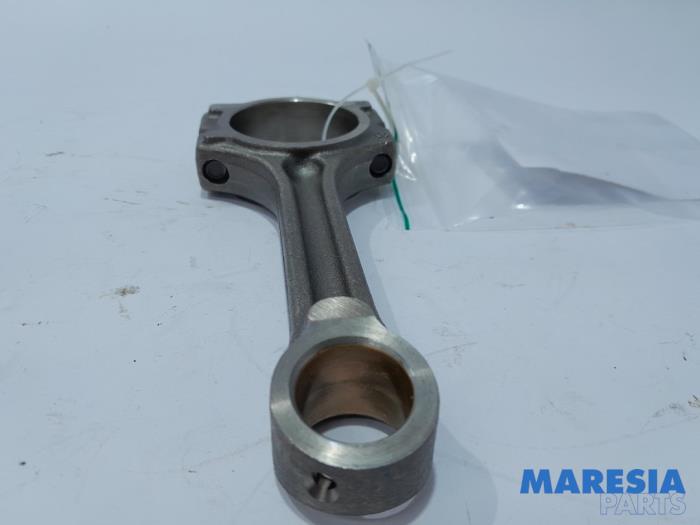 Connecting rod from a Renault Scénic III (JZ) 1.2 16V TCe 130 2013