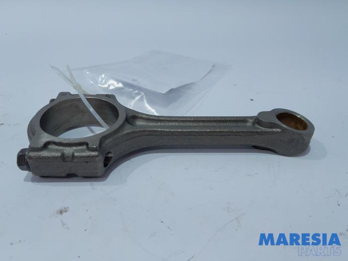Connecting rod from a Renault Scénic III (JZ) 1.2 16V TCe 130 2013