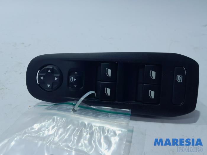 Usados Interruptor combinado de ventanillas Peugeot 308 (L3/L8/LB/LH/LP) 1.6 BlueHDi 120 Precio € 42,35 IVA incluido ofrecido por Maresia Parts