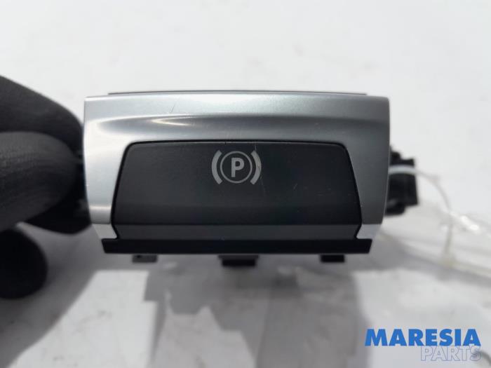 Parking brake switch from a Peugeot 308 (L3/L8/LB/LH/LP) 1.6 BlueHDi 120 2014