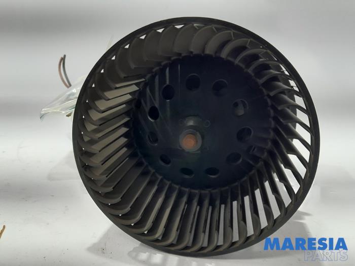 Heating and ventilation fan motor from a Renault Trafic (1FL/2FL/3FL/4FL) 1.6 dCi 90 2015