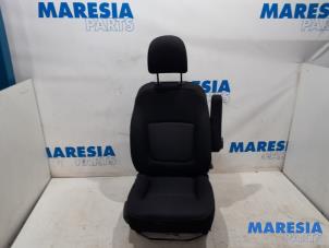Używane Fotel prawy Renault Trafic (1FL/2FL/3FL/4FL) 1.6 dCi 115 Cena € 381,15 Z VAT oferowane przez Maresia Parts