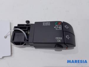 Used Steering wheel mounted radio control Renault Wind (EN/E4) 1.2 16V GT TCE eco2 Price € 20,00 Margin scheme offered by Maresia Parts