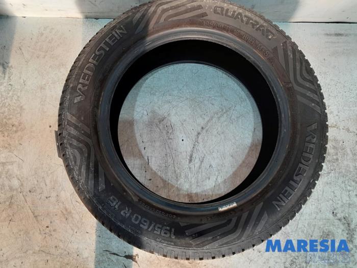 Tyre from a Renault Clio IV Estate/Grandtour (7R) 0.9 Energy TCE 90 12V 2017