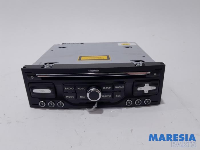 Radio CD player from a Peugeot 3008 I (0U/HU) 1.6 VTI 16V 2011