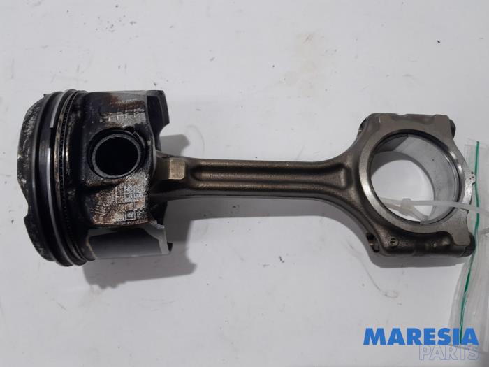 Usados Pistón Renault Captur I (2R) 1.3 TCE 150 16V Precio € 75,00 Norma de margen ofrecido por Maresia Parts