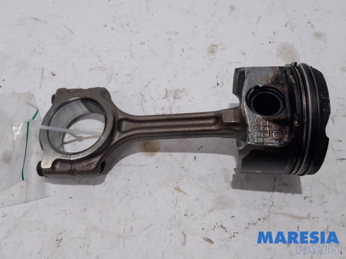 Usados Pistón Renault Captur I (2R) 1.3 TCE 150 16V Precio € 75,00 Norma de margen ofrecido por Maresia Parts
