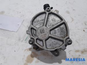 Used Vacuum pump (petrol) Renault Captur (2R) 1.3 TCE 150 16V Price € 50,00 Margin scheme offered by Maresia Parts