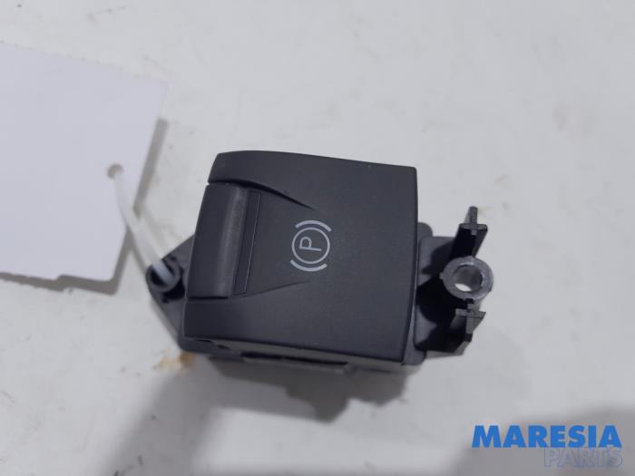 Używane Przelacznik hamulca postojowego Renault Grand Scénic III (JZ) 1.4 16V TCe 130 Cena € 14,99 Procedura marży oferowane przez Maresia Parts