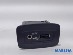Używane Zlacze AUX/USB Renault Grand Scénic III (JZ) 1.4 16V TCe 130 Cena € 25,00 Procedura marży oferowane przez Maresia Parts