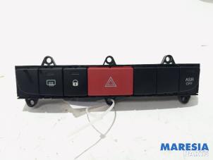 Usagé Bouton de warning Citroen Jumper (U9) 2.2 HDi 130 Prix € 30,25 Prix TTC proposé par Maresia Parts