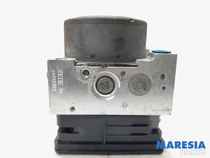 ABS pump from a Peugeot 2008 (CU) 1.6 HDiF 16V 2013