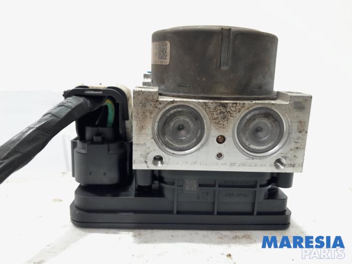 ABS pump from a Peugeot 2008 (CU) 1.6 HDiF 16V 2013