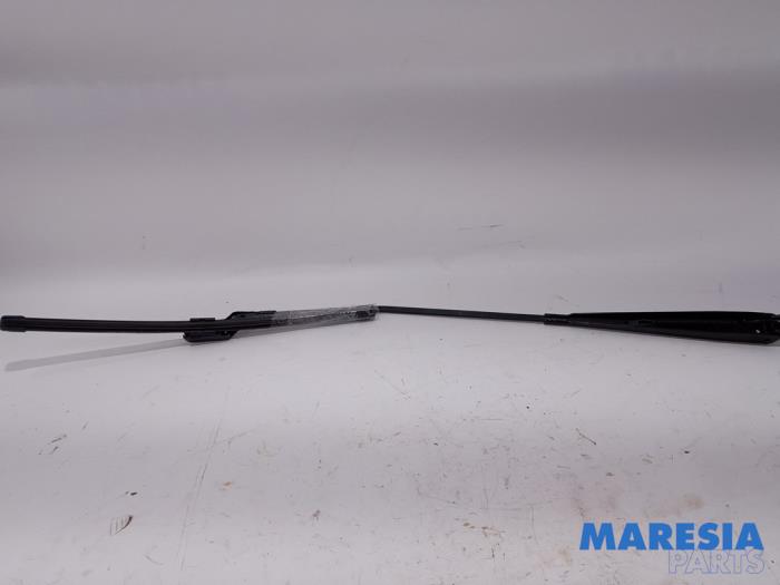 Front wiper arm from a Peugeot 2008 (CU) 1.6 HDiF 16V 2013