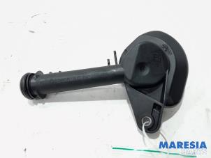 Used Oil fill pipe Renault Clio III Estate/Grandtour (KR) 1.2 16V 75 Price € 20,00 Margin scheme offered by Maresia Parts