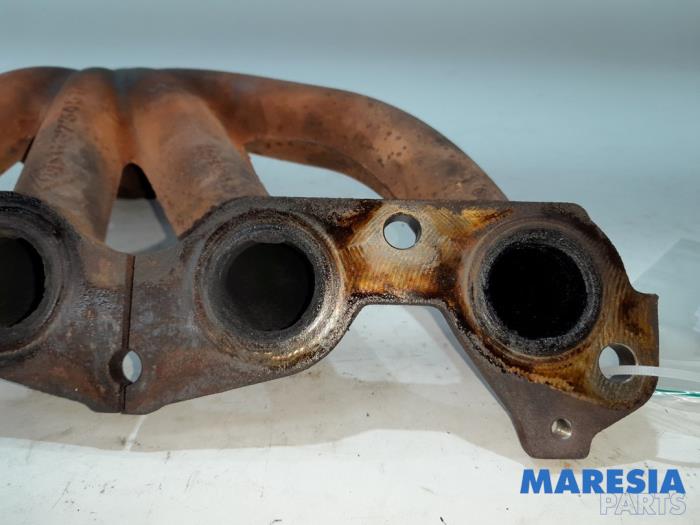Exhaust manifold from a Renault Clio III Estate/Grandtour (KR) 1.2 16V 75 2010