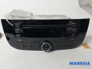 Używane Radioodtwarzacz CD Fiat Grande Punto (199) 1.3 JTD Multijet 16V 85 Actual Cena € 120,75 Procedura marży oferowane przez Maresia Parts