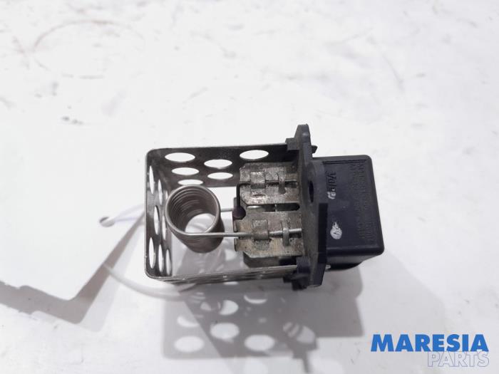 Cooling fan resistor from a Renault Megane III Grandtour (KZ) 1.2 16V TCE 115 2013