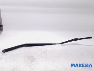 Used Front wiper arm Renault Clio IV Estate/Grandtour (7R) 0.9 Energy TCE 90 12V Price € 25,00 Margin scheme offered by Maresia Parts