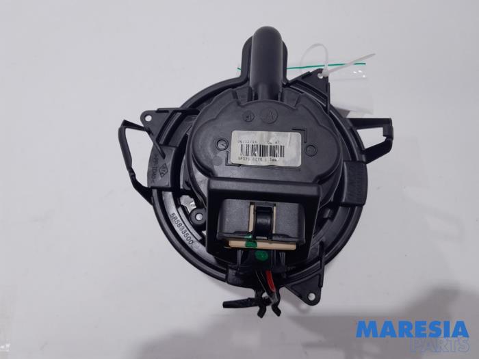 Heating and ventilation fan motor from a Renault Clio IV (5R) 0.9 Energy TCE 90 12V 2016