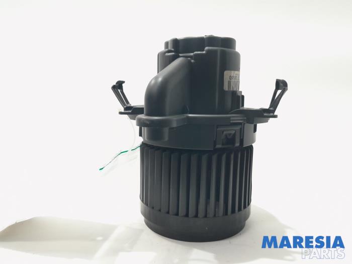 Heating and ventilation fan motor from a Renault Clio IV (5R) 0.9 Energy TCE 90 12V 2016