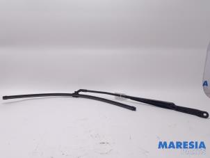 Used Front wiper arm Renault Espace (JK) 2.0 16V Turbo Price € 15,00 Margin scheme offered by Maresia Parts