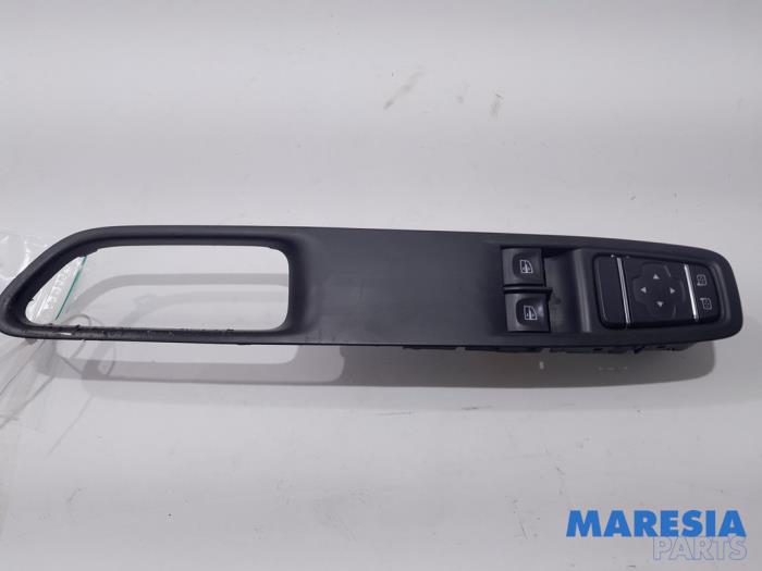 Używane Przelacznik combi okienny Renault Clio IV (5R) 0.9 Energy TCE 90 12V Cena € 55,00 Procedura marży oferowane przez Maresia Parts