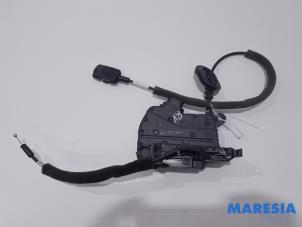 Used Front door lock mechanism 4-door, right Renault Clio IV (5R) 0.9 Energy TCE 90 12V Price € 35,00 Margin scheme offered by Maresia Parts