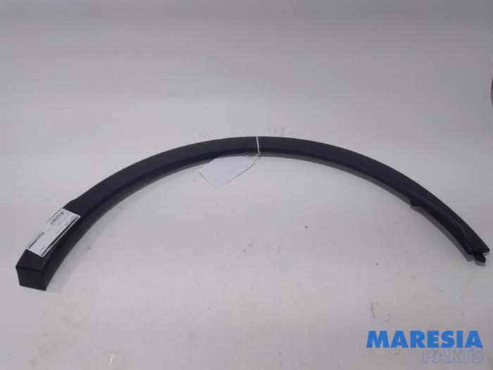 Wheel arch strip from a Renault Captur (2R) 0.9 Energy TCE 12V 2016