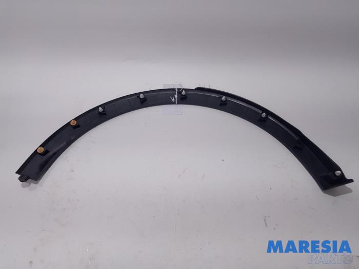 Wheel arch strip from a Renault Captur (2R) 0.9 Energy TCE 12V 2016