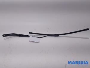 Used Front wiper arm Renault Captur (2R) 0.9 Energy TCE 12V Price € 25,00 Margin scheme offered by Maresia Parts