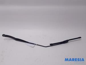 Used Front wiper arm Renault Captur (2R) 0.9 Energy TCE 12V Price € 25,00 Margin scheme offered by Maresia Parts