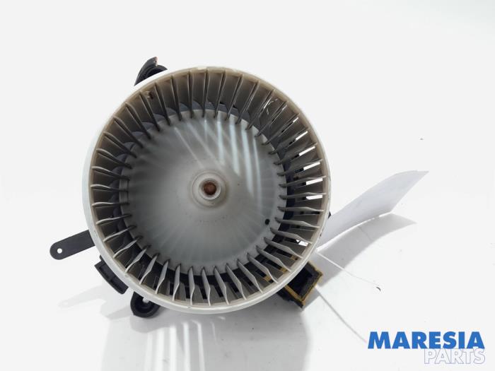 Heating and ventilation fan motor from a Peugeot Expert (VA/VB/VE/VF/VY) 2.0 Blue HDi 120 16V 2021