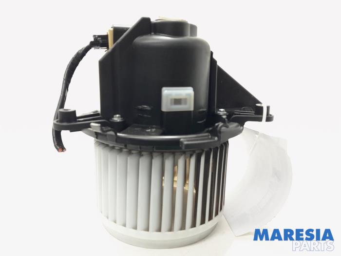 Heating and ventilation fan motor from a Peugeot Expert (VA/VB/VE/VF/VY) 2.0 Blue HDi 120 16V 2021