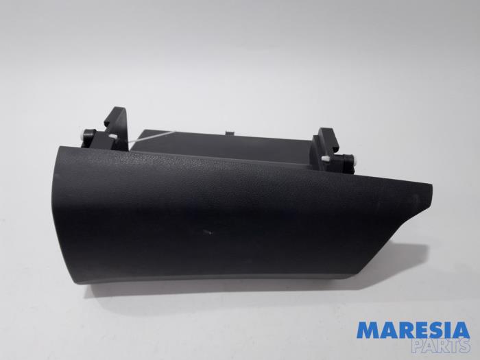 Begagnade Handskfack Peugeot Expert (V1/VA/VB/VE/VF/VT/VY) 2.0 Blue HDi 120 16V Pris € 48,40 Inklusive moms erbjuds av Maresia Parts