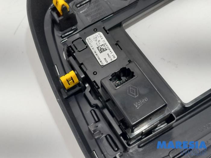 Radiotrim from a Renault Captur (2R) 0.9 Energy TCE 12V 2016