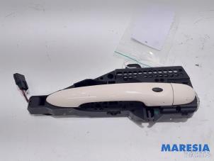 Used Front door handle 4-door, right Renault Captur (2R) 0.9 Energy TCE 12V Price € 25,00 Margin scheme offered by Maresia Parts