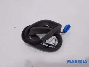Used GPS antenna Renault Captur (2R) 0.9 Energy TCE 12V Price € 20,00 Margin scheme offered by Maresia Parts