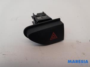 Used Panic lighting switch Renault Captur (2R) 0.9 Energy TCE 12V Price € 15,00 Margin scheme offered by Maresia Parts